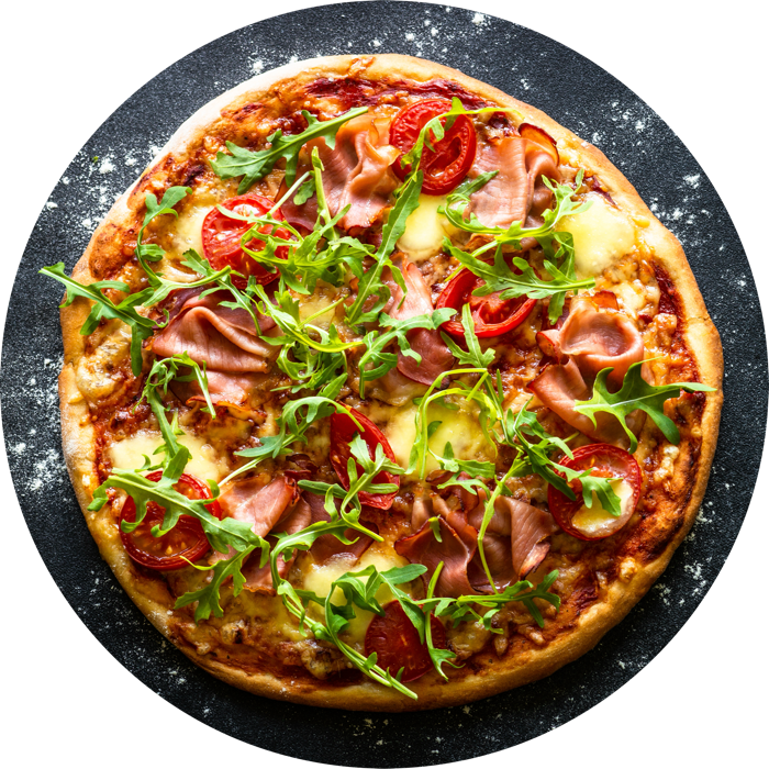 belle photo d'une pizza généreuse et colorée sur une ardoise grise